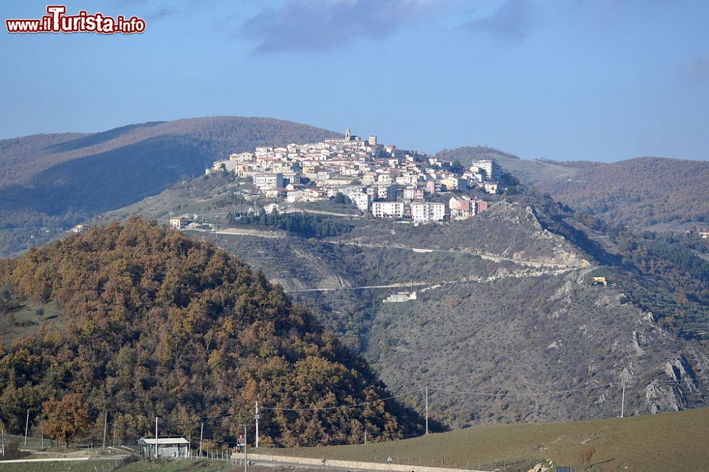 Immagine Il panorama del borgo di Albano di Lucania in Basilicata  - © Luca Aless - CC BY-SA 4.0, Wikipedia