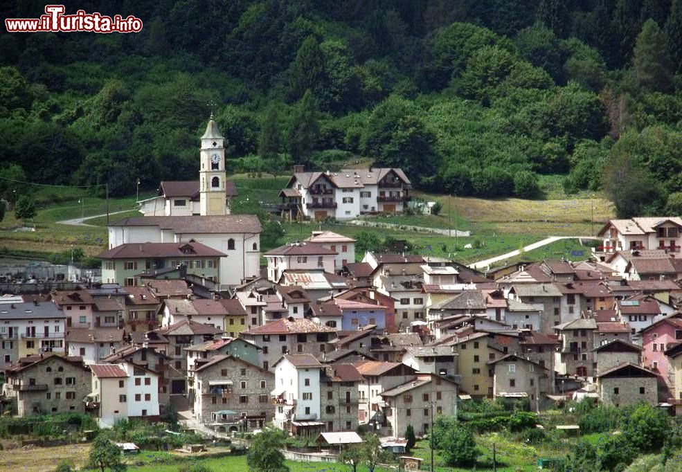 Immagine Il panorama del borgo di Cinte Tesino, Trentino Alto Adige. Questo grazioso paesino situato nel territorio della provincia autonoma di Trento si trova a 850 metri di altitudine - © LigaDue - CC BY 3.0, Wikipedia