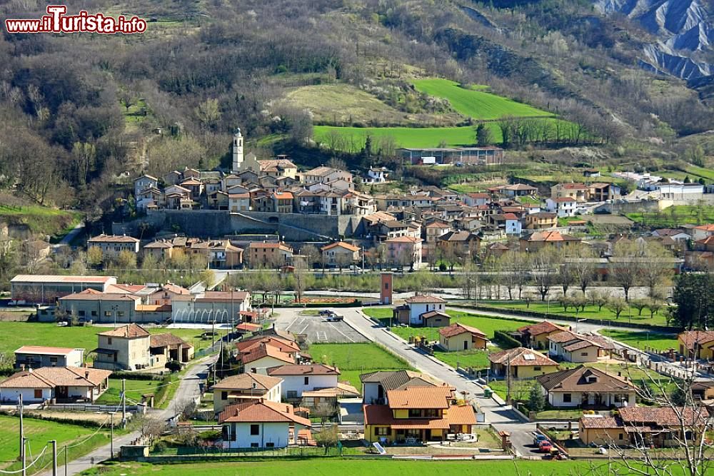 Immagine Il panorama del borgo medievale di Bagnaria in Lombardia - © Alessandro Vecchi - CC BY-SA 3.0, Wikipedia