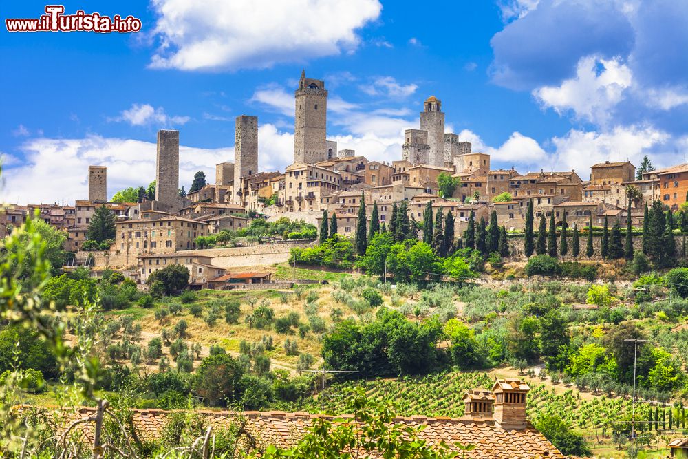 Immagine Il panorama del borgo medievale di San Gimignano in Toscana: è chiamata la città turrita e per via dell'architettura medievale del suo centro storico è patrimonio dell'umanità dell'Unesco.