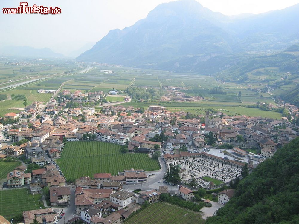 Immagine Il panorama del centro di Salorno in Alto Adige, fotografato dal Castello di Haderburg