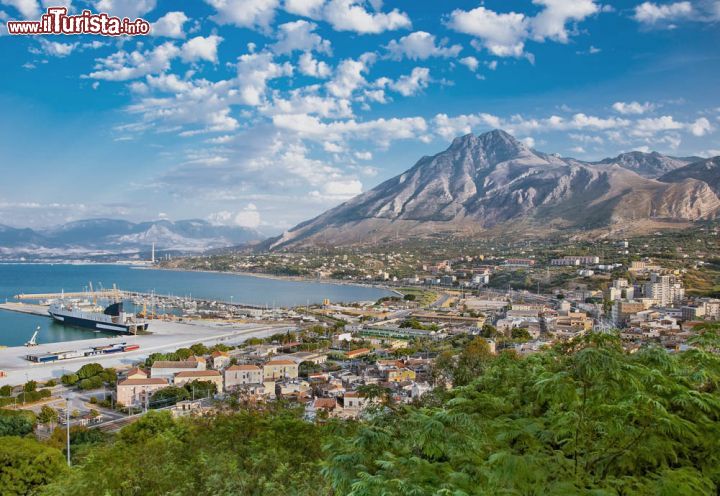 Immagine Il panorama del centro di Termini Imerese e la catena delle Madonie in Sicilia - © Aleksandar Todorovic / Shutterstock.com