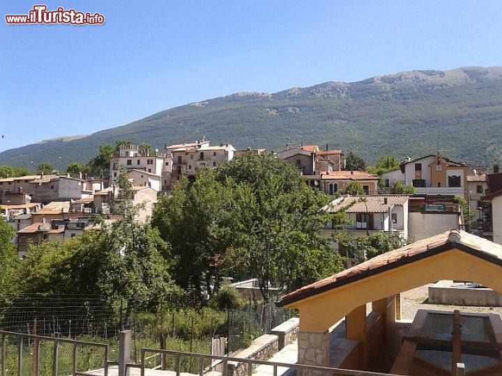 Immagine Il panorama del centro di Villavallelonga tra le montagne dell'Abruzzo