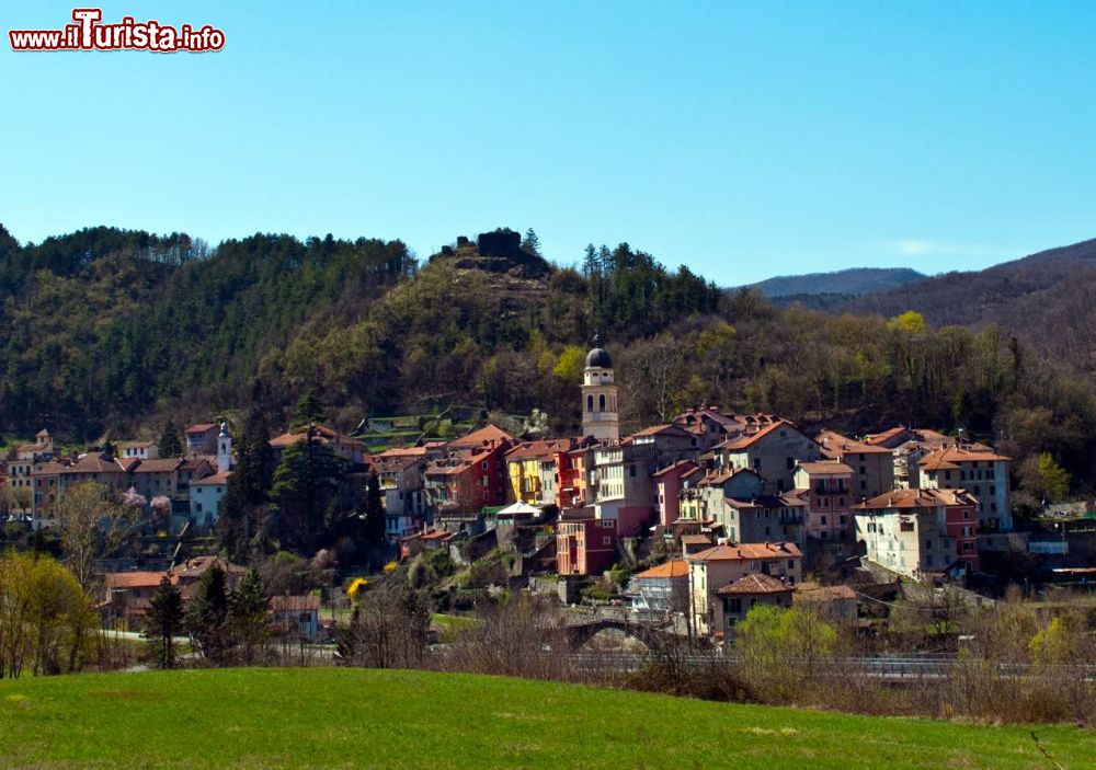 Immagine Il Panorama del centro di Voltaggio, borgo della provincia di Alessandria - © Mcbiofa CC BY 3.0, Wikipedia