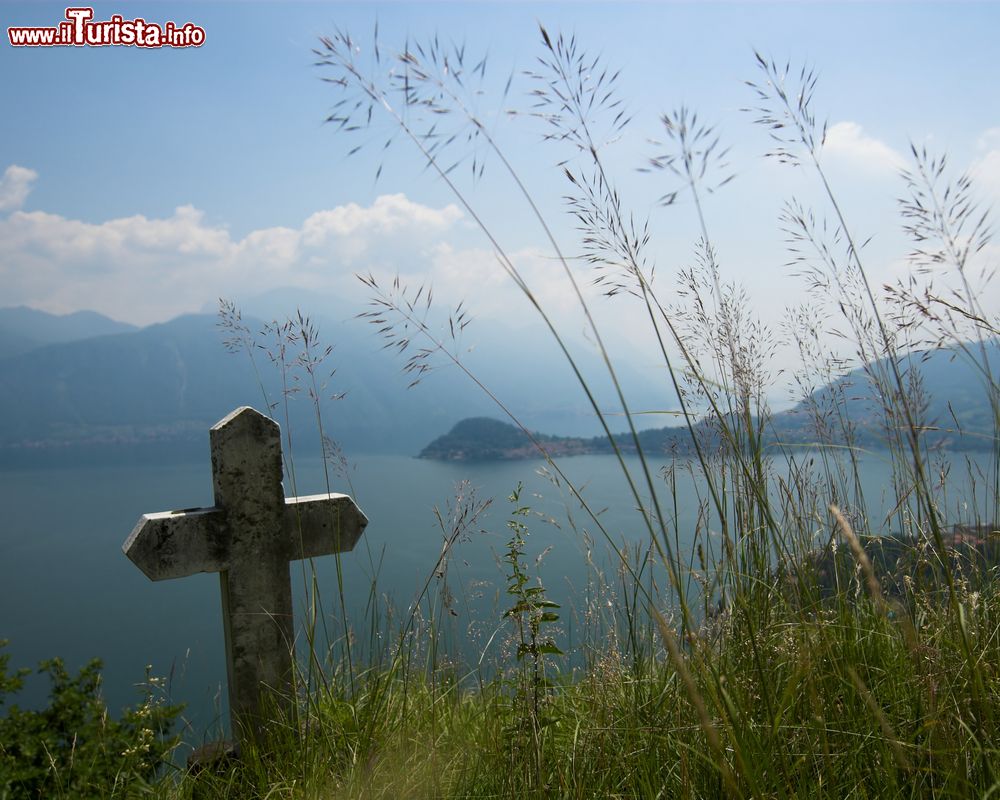 Immagine Veduta panoramica del Lago di Como dalle alture sopra a Griante, cittadina in provincia di Como (Lombardia).