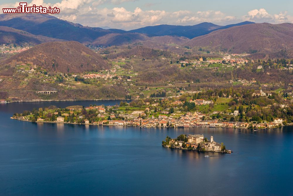 Immagine Il panorama del Lago d'Orta fotografato dalla Madonna del Sasso, Piemonte