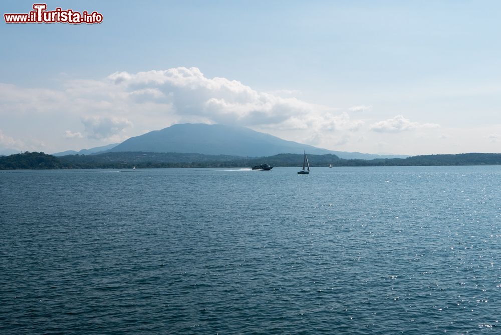 Immagine Il panorama del Lago Maggiore fotografato da Lesa in Piemonte