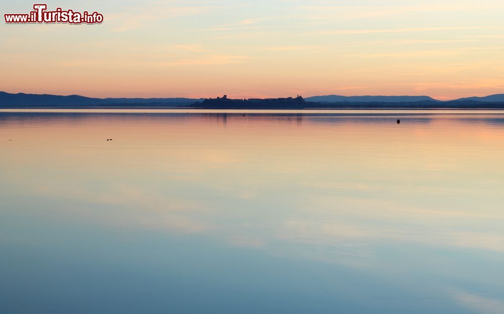 Immagine Il panorama del Lago Trasimeno fotografato dalla costa di Vernazzano vicino a Tuoro (Umbria)