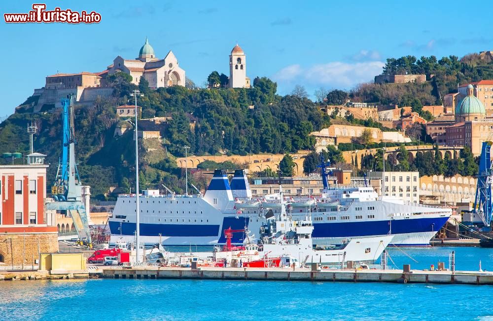 Immagine Il panorama del Porto di Ancona nelle Marche