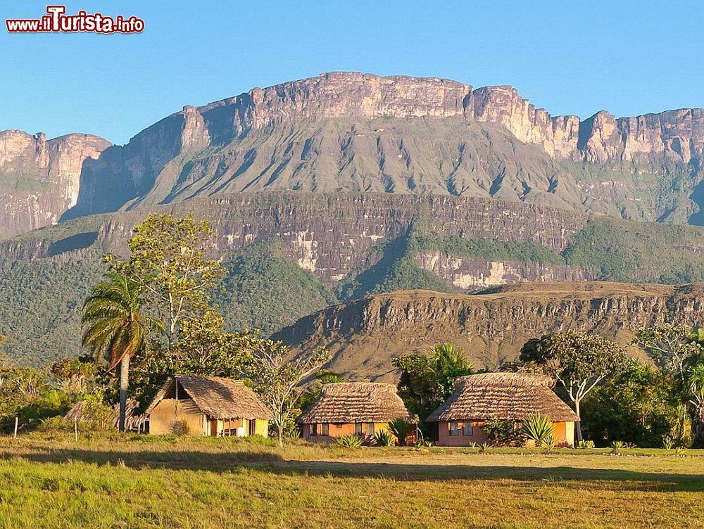 Immagine Il panorama del versante sud dell'Auyantepui: alla base di questa montagna si trova il canyon e la grotta di Kavac, Venezuela - © Paolo Costa / Shutterstock.com
