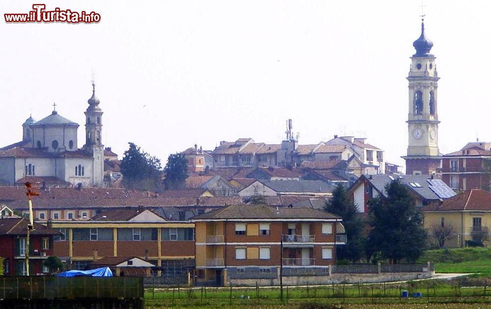 Immagine Il panorama della cittadina di Poirino vicino a Torino in Piemonte - © F Ceragioli, CC BY-SA 3.0, Wikipedia