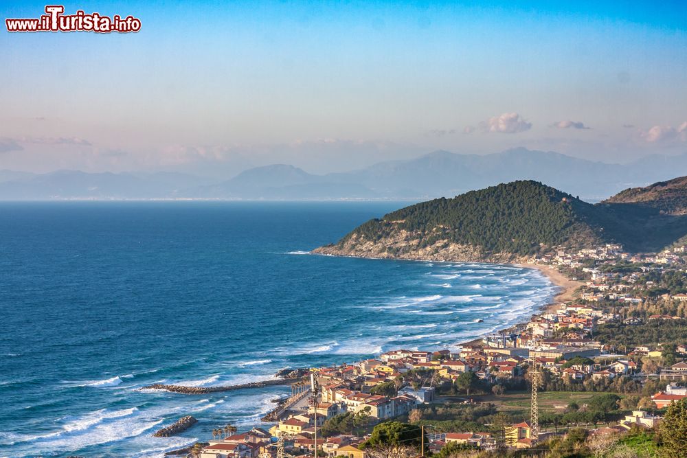 Immagine Panorama della costa di Santa Maria a Castellabate, Campania, Italia. Siamo nel Cilento, in provincia di Salerno. In questa località sono state effettuate le riprese di sei film fra cui Benvenuti al Sud, Benvenuti al Nord , Cavalli si nasce e Noi credevamo.