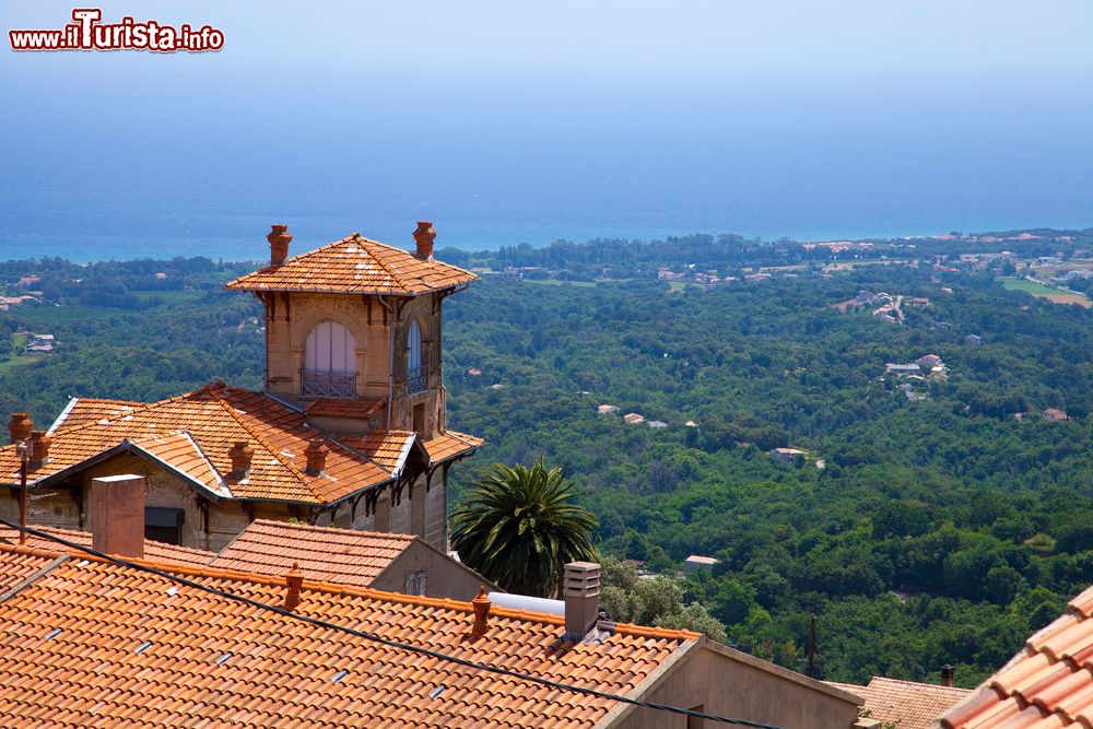 Immagine Il panorama della costa est di Cap Corse fotografato dal borgo di Cervione (Corsica)
