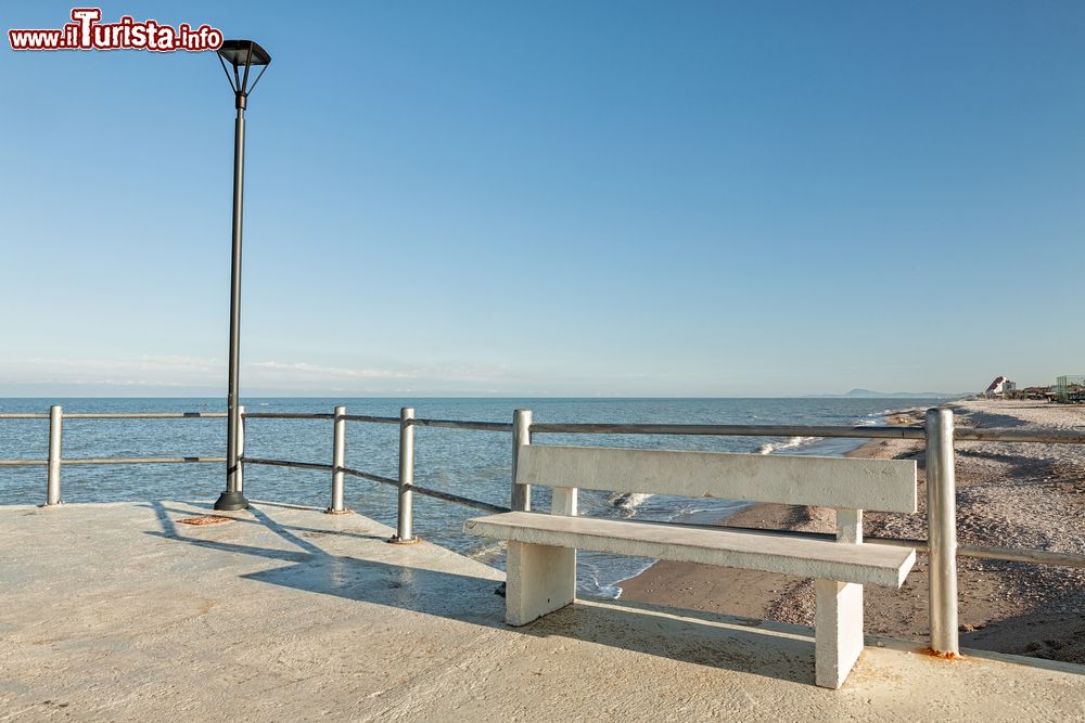 Immagine Il panorama della spiaggia di Marotta nelle Marche, sullo sfondo il Conero.