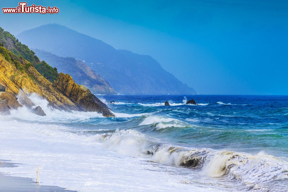 Immagine Il panorama delle 5 terre fotografato dalla spiaggia di Deiva Marina, liviera di Levante, Liguria