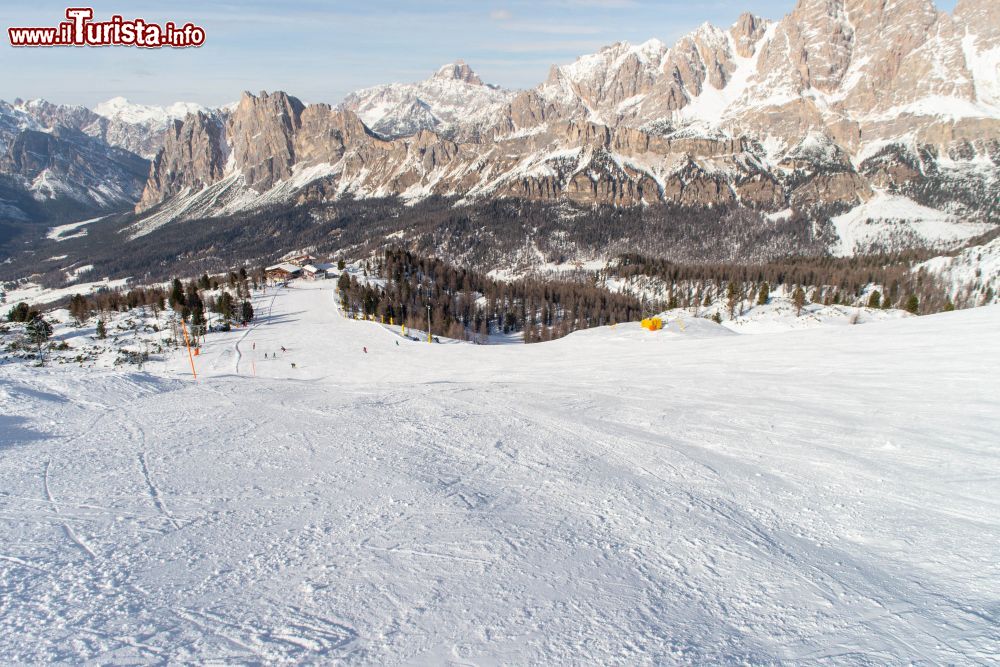 Immagine Il panorama delle Dolomiti dal Monte Faloria: discesa sulla pista blu Tondi - © OMNIA Relations / Martina De Biasi