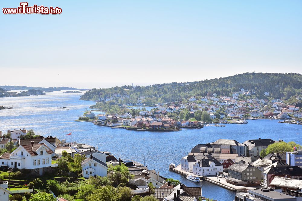 Immagine Il panorama dell'insenatura di Arendal, città nel sud della Norvegia. La città possiede un nome simile a quello di Arendelle, il regno di Frozen il cartone della Disney, ma in realtà non si trova su di un fiordo.