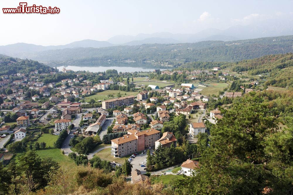 Immagine Il panorama di  Avigliana e uno dei suoi laghi in Piemonte