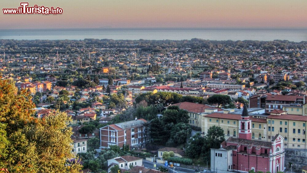Immagine Il panorama di  Marina di Massa dalla fortezza di Massa In Versilia