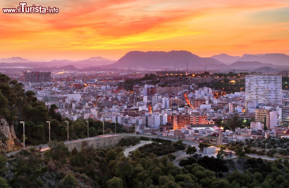 Immagine Il panorama di Alicante al tramonto dal Castello di Santa Barbara, costa est della Spagna.