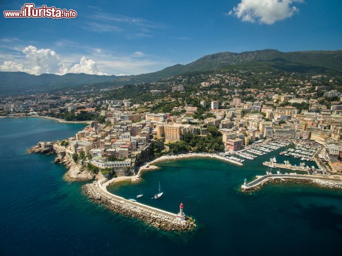 Immagine Il panorama di Bastia, il porto più importante della Corsica per i traghetti che partono dall'Italia