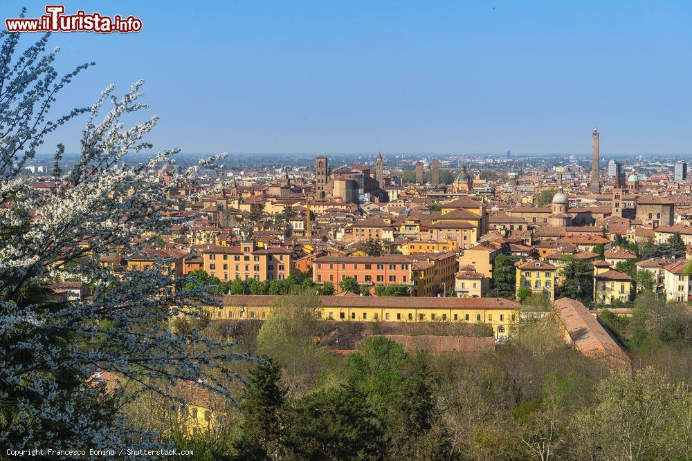 Immagine Il Panorama di Bologna in primavera, fotografato da San michele in Bosco sui colli bolognesi - © Francesco Bonino / Shutterstock.com
