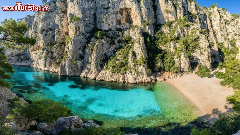 Immagine Il panorama di Calanque d'En-Vau nel Parco National delle Calanques vicino a Cassis in Francia