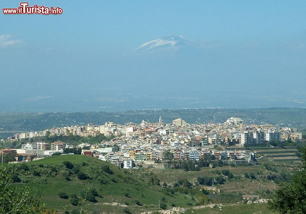 Immagine Il panorama di Carlentini in Sicilia - © Azotoliquido - CC BY-SA 3.0, Wikipedia