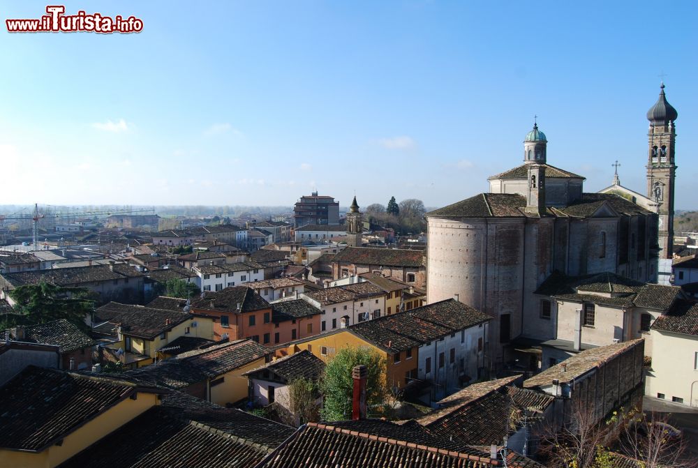 Immagine Il Panorama di Carpenedolo con in primo piano La chies Parrocchiale di San Giovanni Battista - © Massimo Telò - CC BY-SA 3.0 - Wikipedia