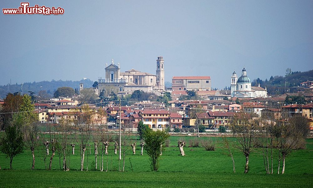 Immagine Il panorama di Castiglione delle Stiviere, colline moreniche del Lago di Garda, provincia di Mantova Massimo Telò  Di <a href="//commons.wikimedia.org/wiki/User:Massimo_Tel%C3%B2" class="mw-redirect" title="User:Massimo Tel">Massimo Tel</a> - self-made Foto Massimo Tel, CC BY 2.5 it, Collegamento