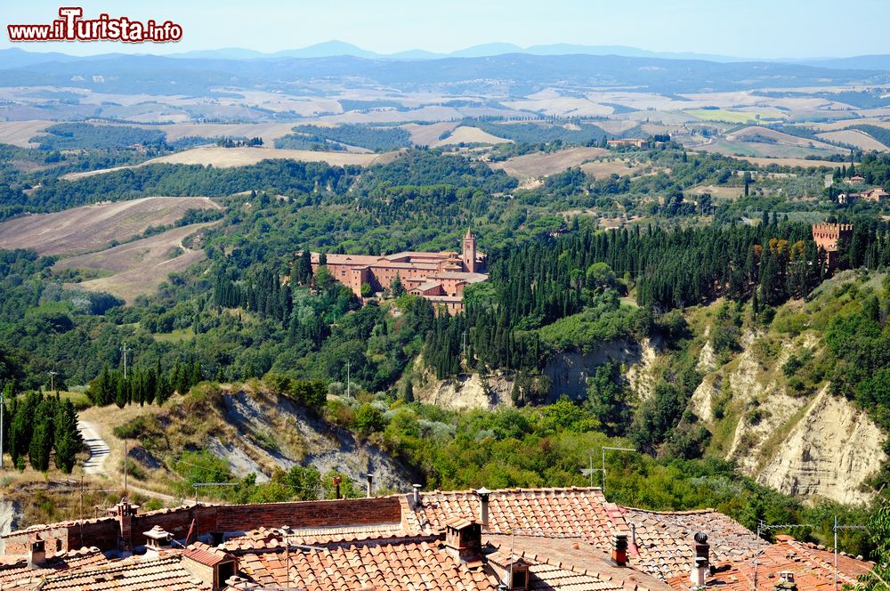 Immagine Il panorama di Chiusure in Toscana, le Crete Senesi e il Monstero di Monte Oliveto Maggiore