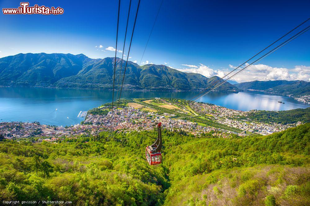 Immagine Il panorama di Locarno in Svizzera, fotografato dalla montagna Cardada mountain, Alpi della Svizzera - © gevision / Shutterstock.com