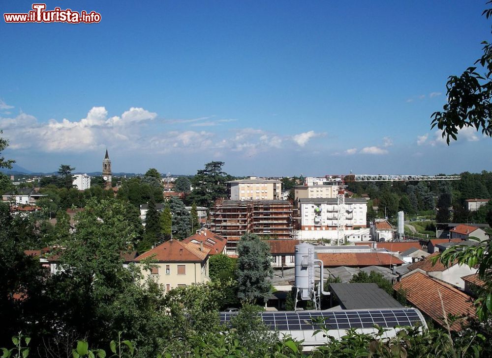 Immagine Il panorama di Mariano Comense in Lombardia - © Chiyako92, CC BY-SA 3.0, Wikipedia