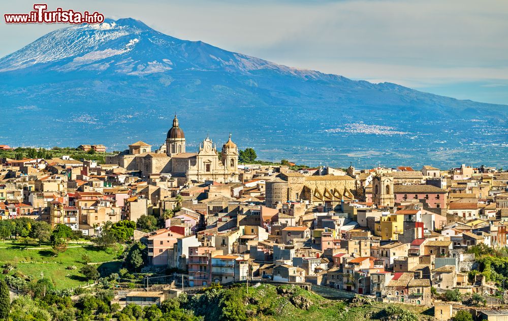 Immagine Il panorama di MIlitello in Val di Catania e sullo sfondo il Monte Etna, siamo in Sicilia
