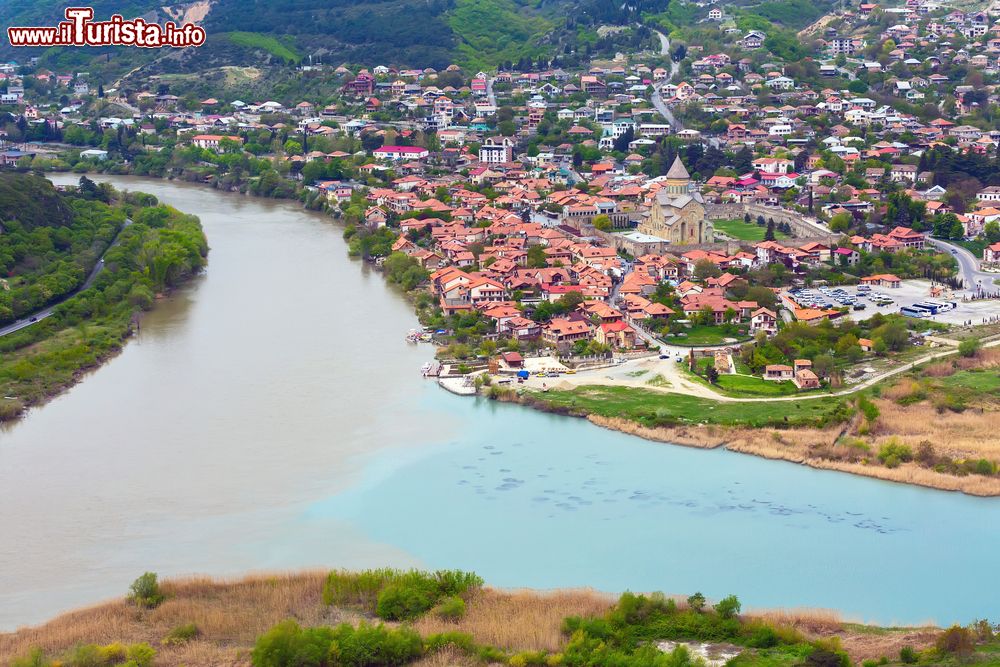 Immagine Il panorama di Mtskheta in Georgia con la confluenza dei fiumi Kura e Aragvi e la Cattedrale di Svetitskhoveli