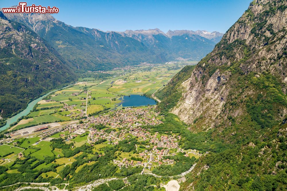 Immagine Il panorama di Novate Mezzola, il lago e la Valchiavenna in Lombardia.
