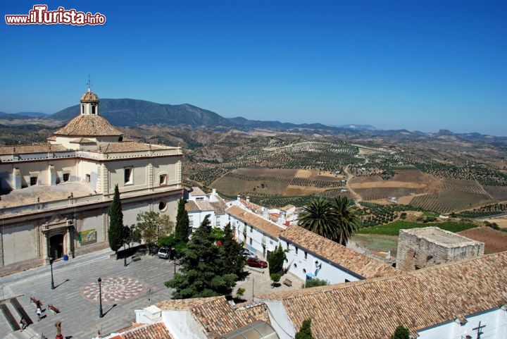 Immagine Il panorama di Olvera, lo scorcio di una piazza e sullo sfondo le campagne dell'Andalusia ad est di Cadice - © Arena Photo UK / Shutterstock.com