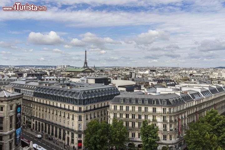 Immagine Il panorama di Parigi, le Gallarie Lafayette e la Torre Eiffel sullo sfondo - © Kiev.Victor / Shutterstock.com