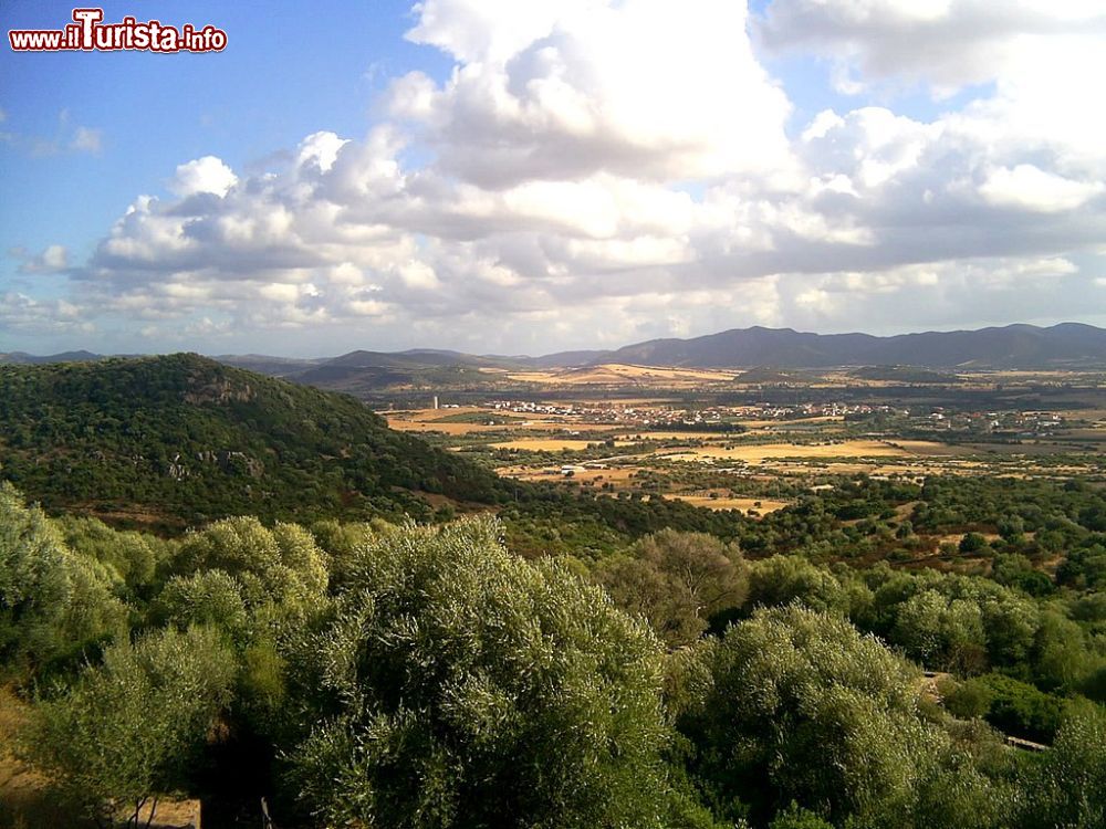 Immagine il Panorama di Santadi nel Basso Sulcis, Sardegna sud-occidentale - © Taz92 - Pubblico dominio, Wikipedia