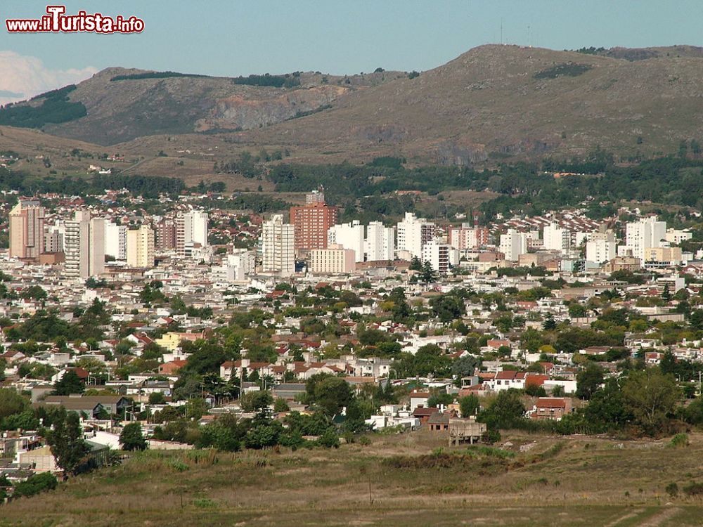 Immagine Il panorama di Tandil in Argentina, visto dalla Piedra Movediza - ©  CC BY 2.5, Wikipedia