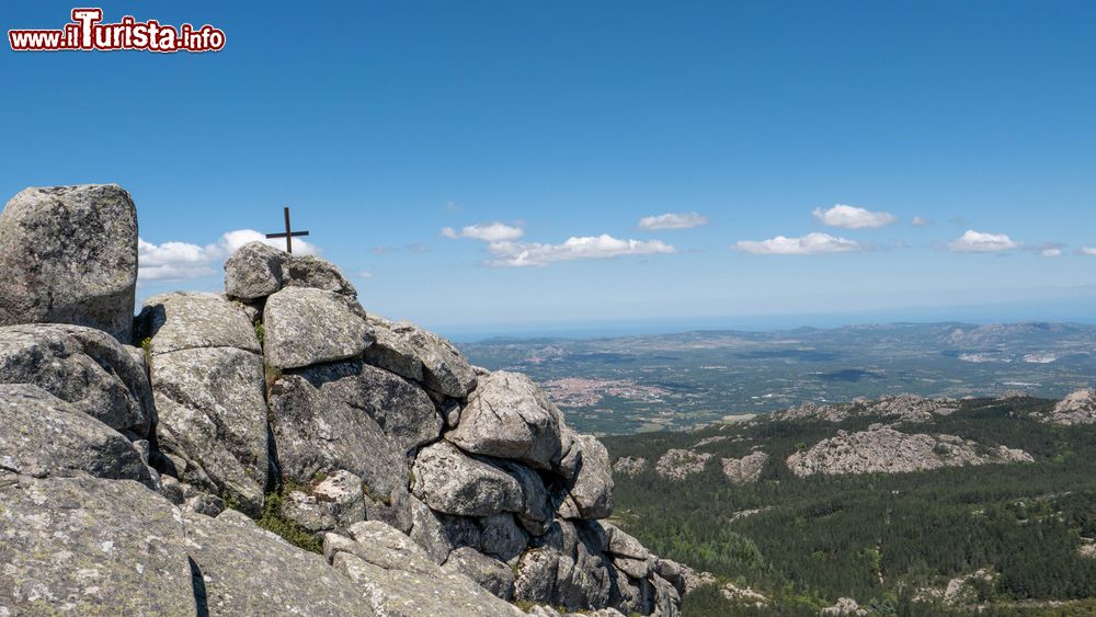 Immagine Il panorama sconfinato che si gode dal Monte Limbara in Sardegna, siamo in Gallura