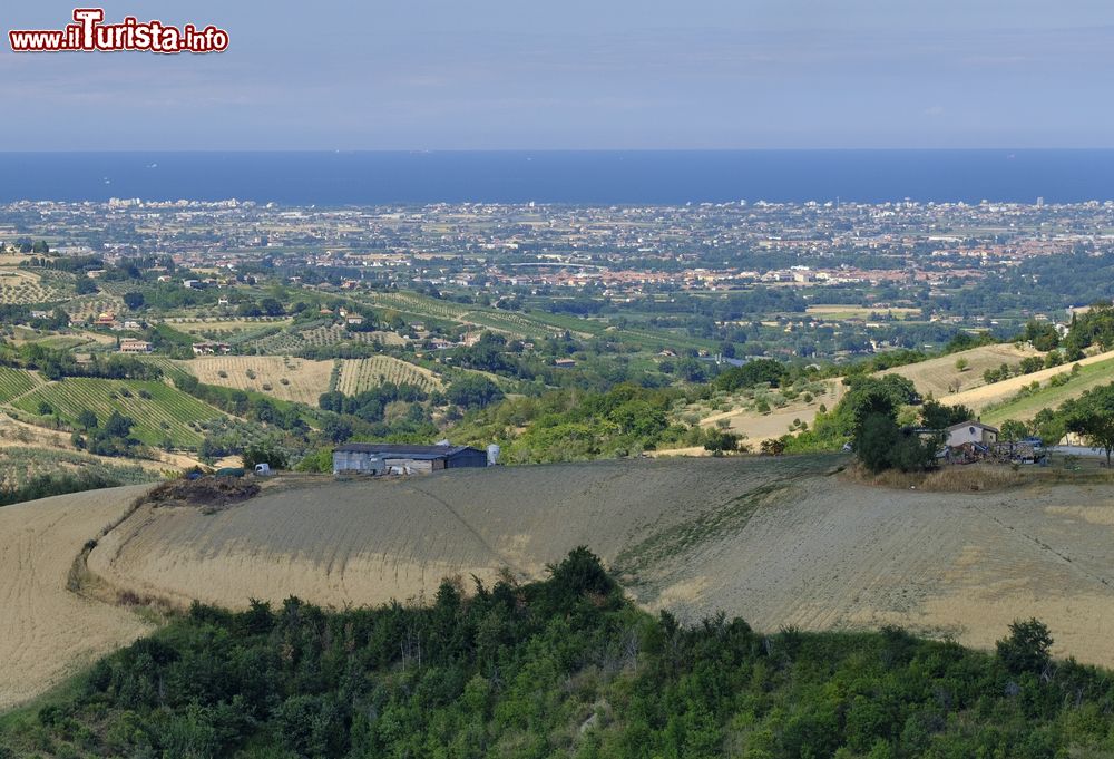 Immagine Il panorama verso il mare e la pianura romagnola da Sogliano al Rubicone
