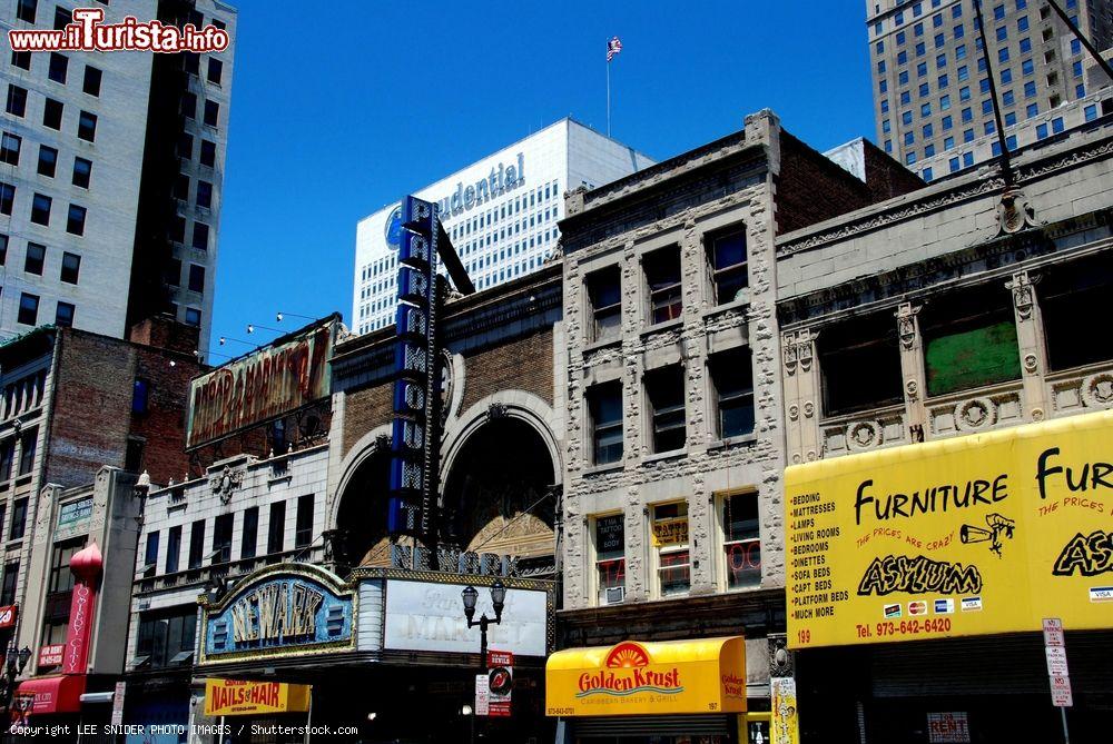 Immagine Il Paramount NEWARK movie theatre sulla Market Street, uno dei luoghi del film Joker - © LEE SNIDER PHOTO IMAGES / Shutterstock.com