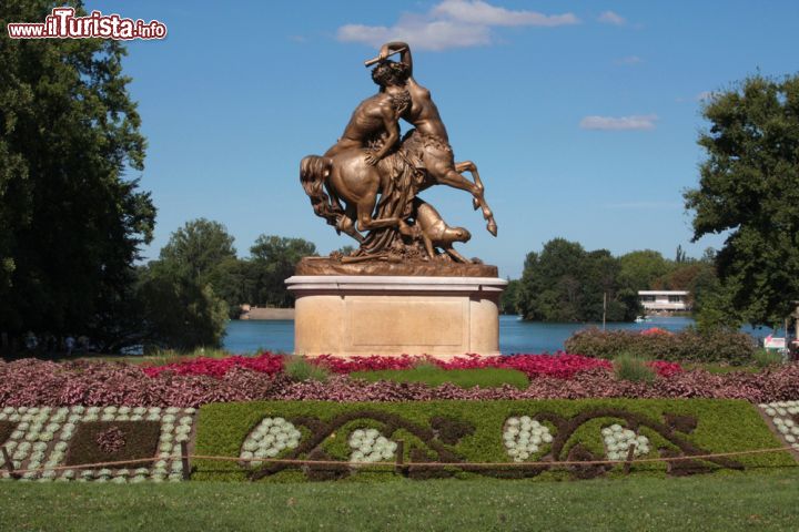 Immagine Il Parc de la Tête d'Or a Lione, Francia. Situato nel sesto arrondissement di Lione, questo parco urbano francese si estende per 105 ettari ed è il più grande di Francia. Il nome deriva da una leggenda secondo cui sotto questo terreno sarebbe sepolta una testa d'oro. Ospita 8800 piante - © Pierdelune / Shutterstock.com