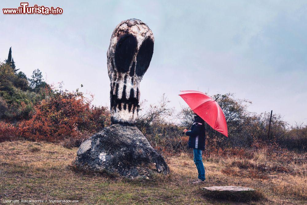 Immagine Il Parco degli Insonni a Estella, Spagna. La statua dell'artista Luis Garcia Vidal scolpita in vari materiali - © Robcartorres / Shutterstock.com
