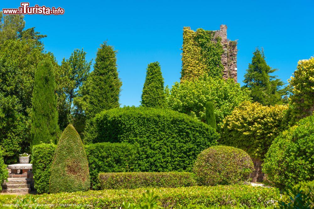 Immagine Il parco del castello della Napoule a Mandelieu-la-Napoule, Francia. Castello fortificato del XIV° secolo, divenne poi residenza dei coniugi newyorkesi Clews. Oggi è sede di una fondazione artistica no-profit - © Juergen Wackenhut / Shutterstock.com