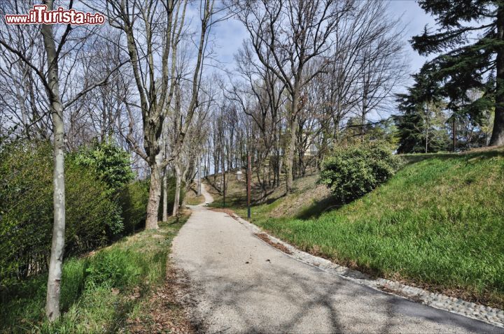 Immagine Il parco del Castello di Rivoli in Piemonte: la residenza dei Savoia è oggi uno di Ptrimoni UNESCO dell'Italia - © skyfish / Shutterstock.com