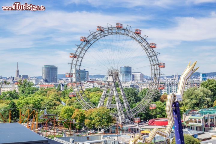Immagine Lo storico parco del Prater a Vienna, venne inaugurato nel 1766 dalla famiglia degli Asburgo - © mRGB / Shutterstock.com