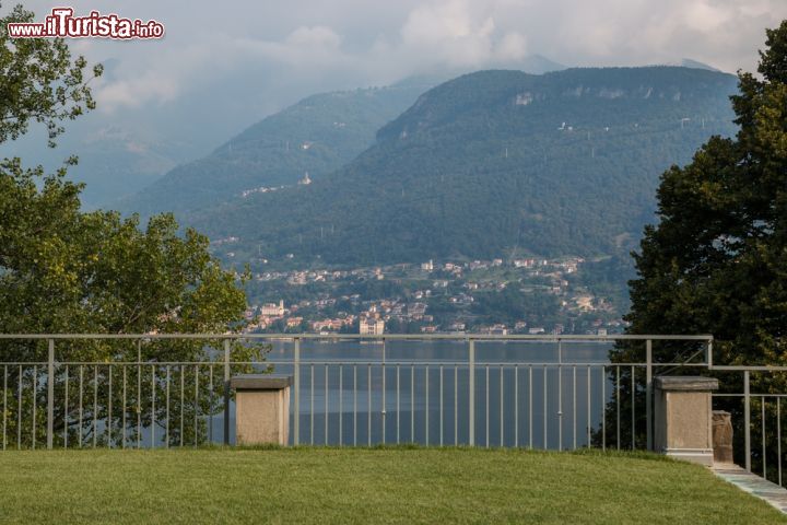 Immagine Il parco della Abbazia di Piona e il panorama del Lago di Como che da Colico guarda verso ovest  - © gab90 / Shutterstock.com