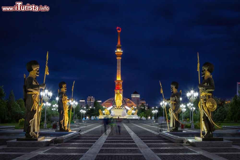 Immagine Il Parco dell'Indipendenza di Ashgabat, Turkmenistan, fotografato di sera.